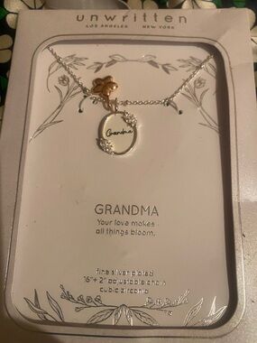 ❤️ Happy Mom Day Grandma Unwritten Toned'Silver Necklace with Gold Flower